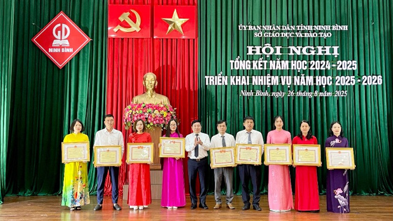 Đồng chí Nguyễn Tiến Dũng, Giám đốc Sở Giáo dục và Đào tạo tỉnh Ninh Bình trao tặng danh hiệu Chiến sĩ thi đua cơ sở cấp tỉnh cho các cá nhân. img-2051-2288.jpg