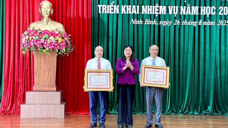 Thừa ủy quyền của Thủ tướng Chính phủ, đồng chí Hà Lan Anh, Phó Chủ tịch Ủy ban nhân dân tỉnh Ninh Bình trao tặng bằng khen cho 2 cá nhân. img-2039-1-536.jpg