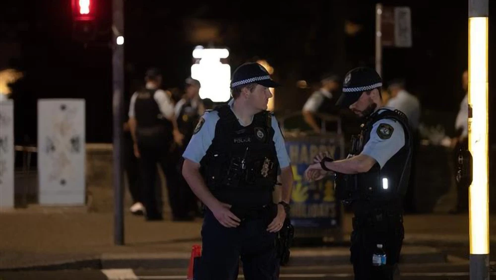 Cảnh sát làm nhiệm vụ tại hiện trường vụ xả súng trên bãi biển Bondi, Australia, ngày 14/12/2025. (Ảnh: THX/TTXVN)