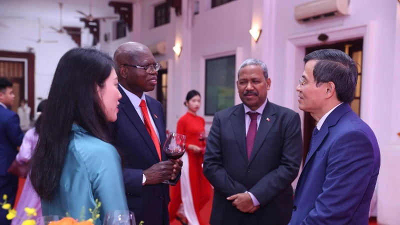 Đồng chí Đoàn Minh Huấn, Ủy viên Bộ Chính trị, Giám đốc Học viện Chính trị quốc gia Hồ Chí Minh tại buổi gặp mặt. 