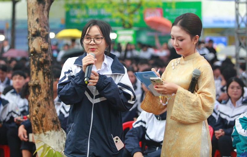 Học sinh đặt câu hỏi gửi đến Ban tổ chức.