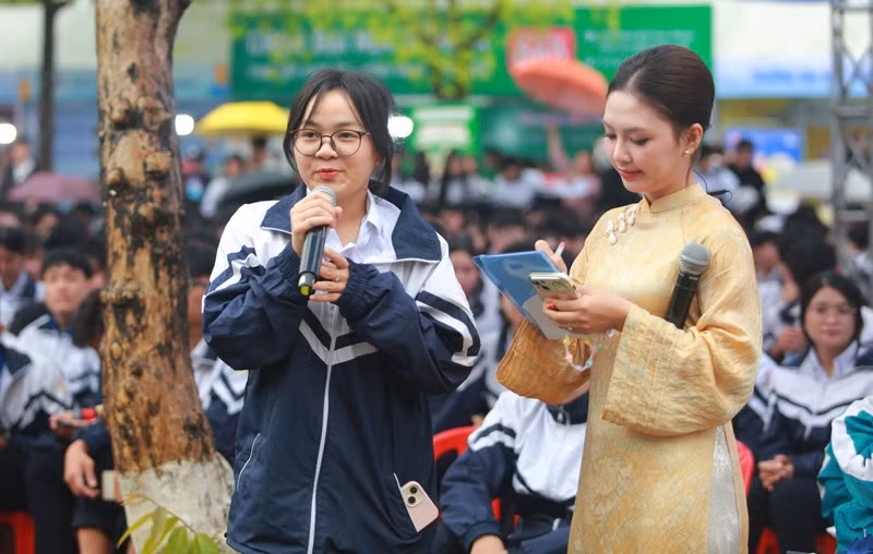 Học sinh đặt câu hỏi gửi đến Ban tổ chức.