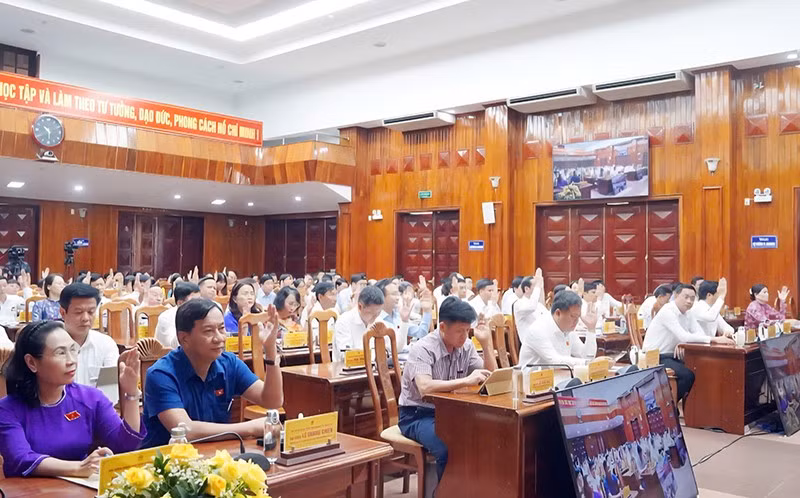 Đại biểu biểu quyết thông qua các nghị quyết tại kỳ họp.