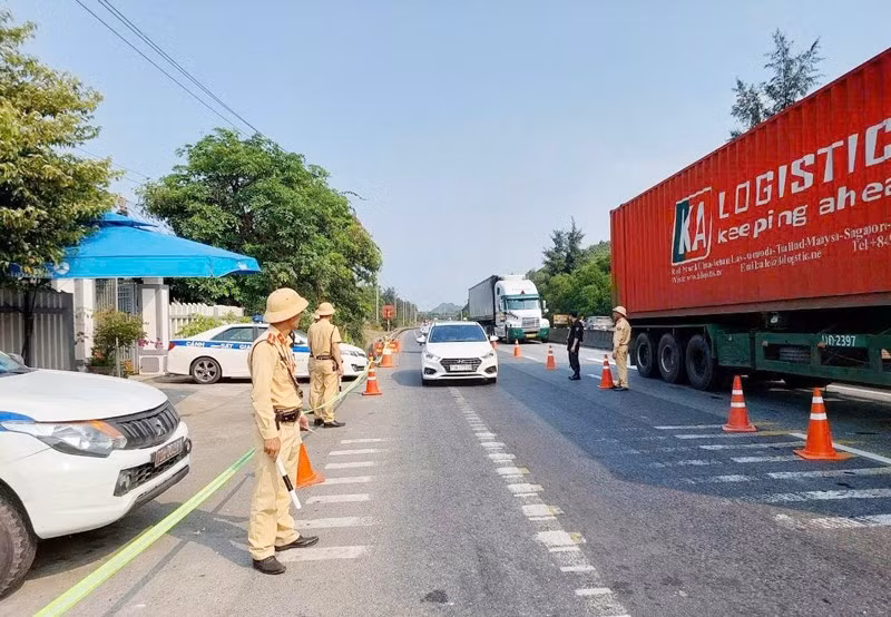 Cảnh sát giao thông Quảng Trị triển khai đồng loạt các tổ tuần tra kiểm soát bảo đảm an toàn giao thông. 