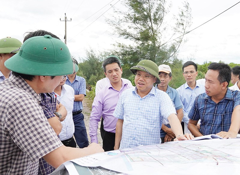 Phó Chủ tịch Ủy ban nhân dân tỉnh Quảng Trị Lê Đức Tiến kiểm tra thực địa trên tuyến dự án.