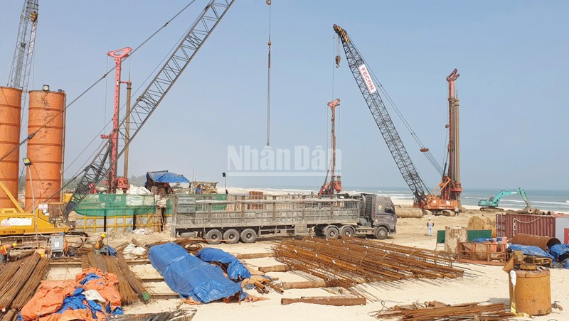 Dự án Khu bến cảng Mỹ Thủy đang được nhà đầu tư khẩn trương thi công.
