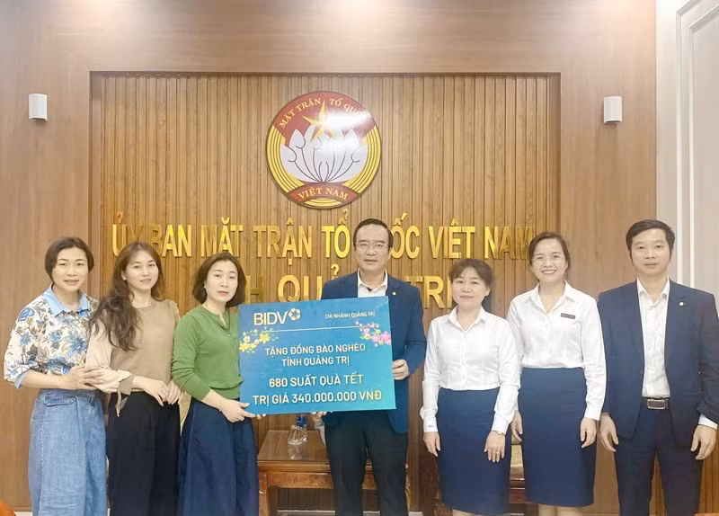BIDV Quảng Trị trao bảng tượng trưng trặng quà Tết trị giá 340 triệu đồng.