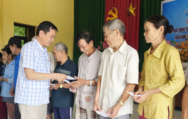 Đại diện Báo Nhân Dân tại Quảng Trị trao tiền cho người dân thôn Hội Kỳ, xã Nam Hải Lăng.