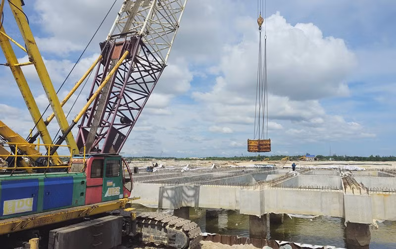 Chủ đầu tư đang khẩn trương thi công Dự án khu bến cảng biển Mỹ Thủy.