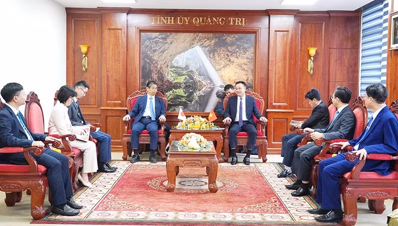 Bí thư Tỉnh ủy Quảng Trị Lê Ngọc Quang tiếp Đại sứ Nhật Bản Ito Naoki và đoàn công tác.