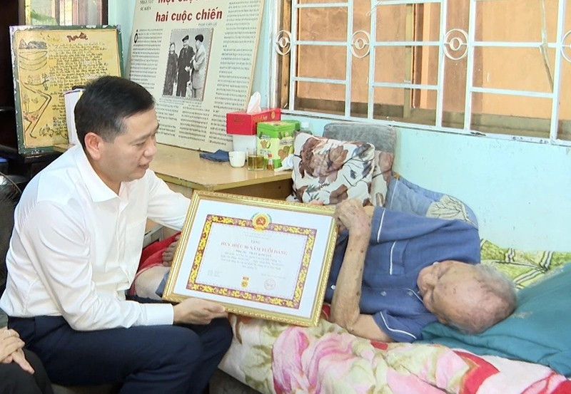 Phó Bí thư Thường trực Tỉnh ủy Nguyễn Long Hải thăm và trao Huy hiệu 80 năm tuổi Đảng cho đồng chí Trần Kim Giá .