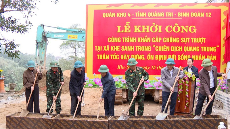 Các đồng chí lãnh đạo tỉnh Quảng Trị, Quân khu IV thực hiện nghi thức khởi công công trình khẩn cấp chống sạt, lở ở xã Khe Sanh.