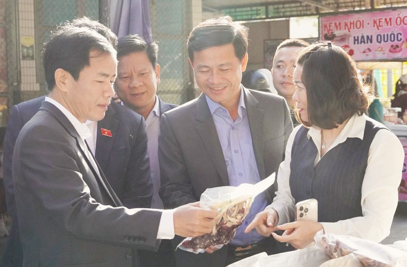 Đồng chí Nguyễn Văn Phương, Bí thư Tỉnh ủy Quảng Trị và các đại biểu tham quan các gian hàng, sản vật địa phương được bày bán tại chợ phiên Biên giới Lao Bảo.