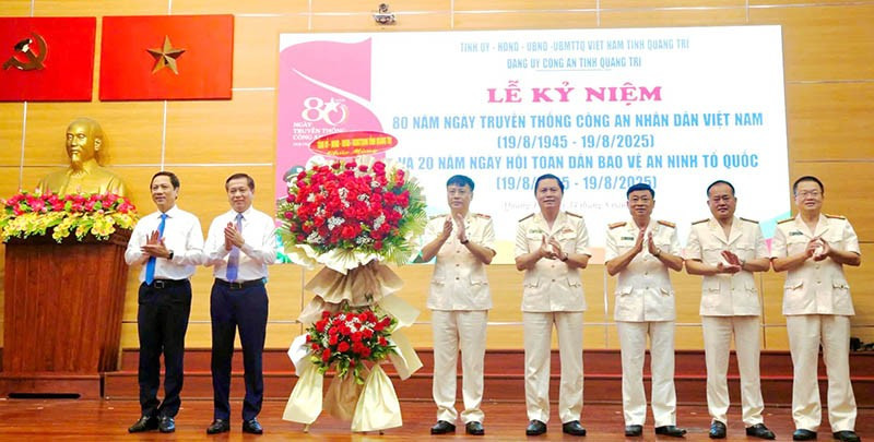 Lãnh đạo tỉnh tặng hoa chúc mừng Công an tỉnh Quảng Trị. 