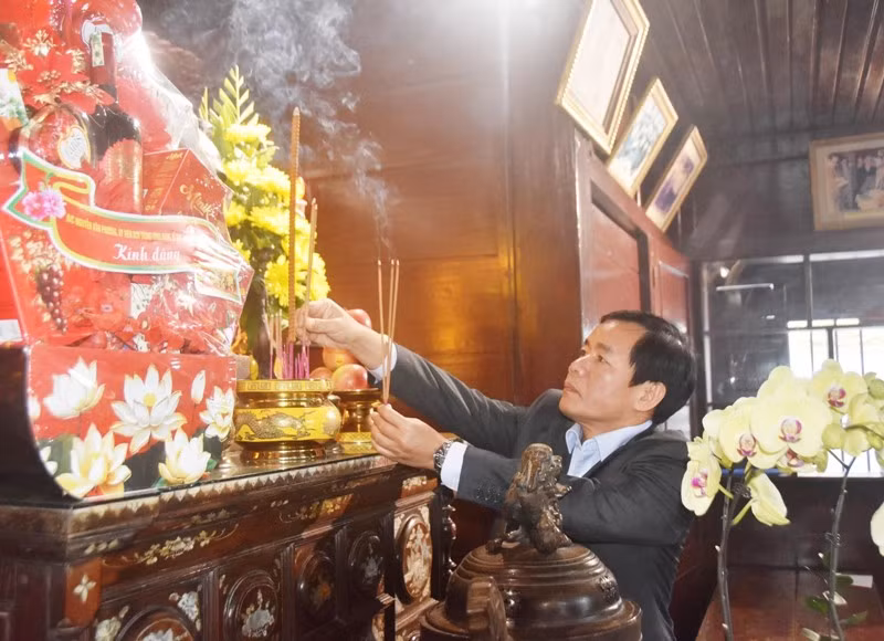 Đồng chí Bí thư Tỉnh ủy Quảng Trị Nguyễn Văn Phương dâng hương tại nhà thờ Tổng Bí thư Lê Duẩn.