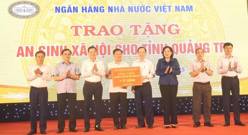 Lãnh đạo Ngân hàng Nhà nước trao biển tặng kinh phí cho tỉnh Quảng Trị thực hiện công tác an sinh xã hội. 