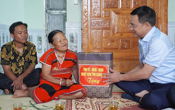 Bí thư Tỉnh ủy Quảng Trị Lê Ngọc Quang thăm, tặng quà Mẹ Việt Nam anh hùng Hồ Thị Neng.
