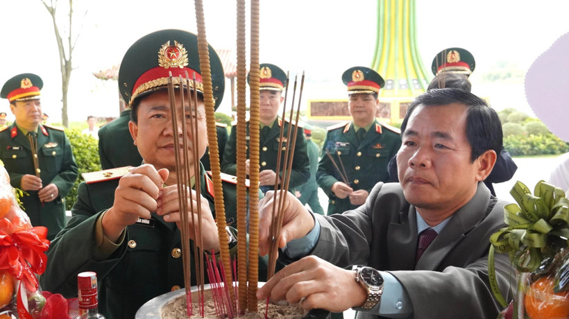 Ủy viên Trung ương Đảng, Bí thư Tỉnh ủy Quảng Trị Nguyễn Văn Phương dâng hương tri ân các Anh hùng liệt sĩ ở Di tích lịch sử quốc gia Bến phà II Long Đại. 