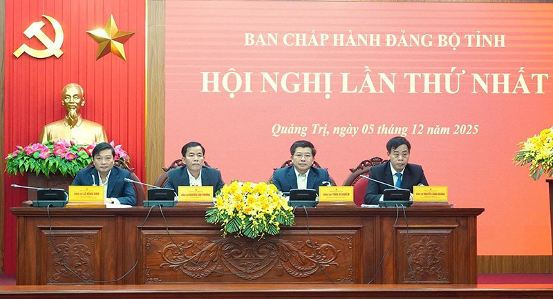 Các đồng chí lãnh đạo tỉnh Quảng Trị chủ trì hội nghị.