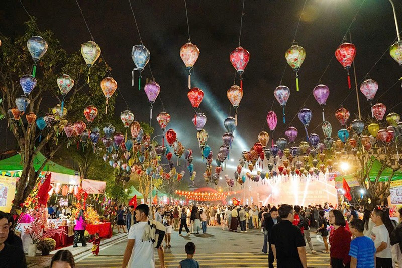 Không gian Tết ở phố Hoàng Hữu Chấp trở nên nhộn nhịp, ấm áp.