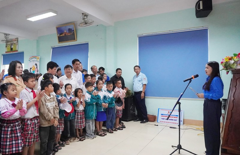 Bí thư Tỉnh đoàn Quảng Trị Trần Thị Thu phát biểu tại Lễ ra quân Tháng Thanh niên năm 2026.