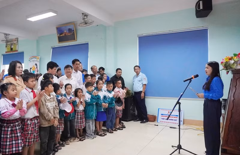 Bí thư Tỉnh đoàn Quảng Trị Trần Thị Thu phát biểu tại Lễ ra quân Tháng Thanh niên năm 2026.