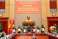Đồng chí Trung tướng Nguyễn Anh Tuấn, Chính ủy Bộ đội Biên phòng trao thưởng cho các đơn vị có thành tích xuất sắc. (Ảnh: Bộ Tư lệnh Bộ đội Biên phòng)