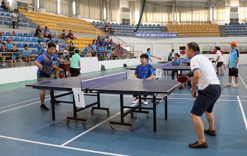 Các vận động viên tham gia thi đấu môn bóng bàn.