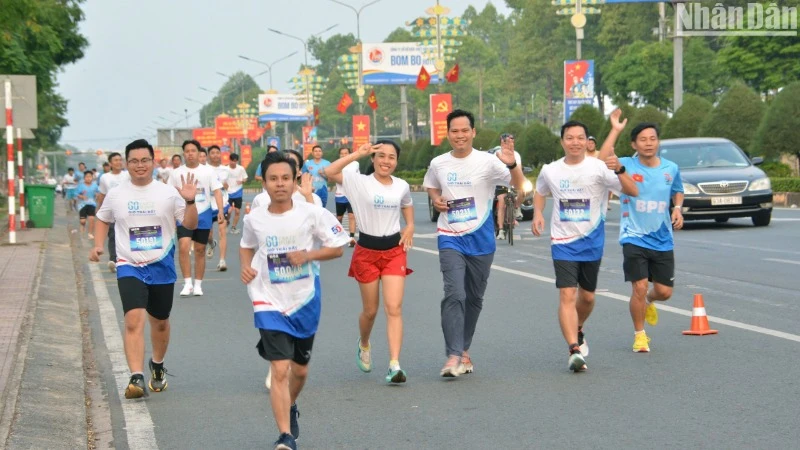 Đông đảo cán bộ, người dân tham gia giải chạy về tuyên truyền tiết kiệm điện.