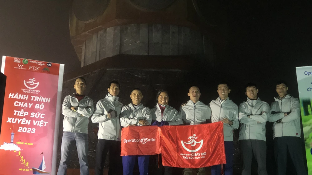 Các vận động viên tham gia Hành trình chạy bộ xuyên Việt.