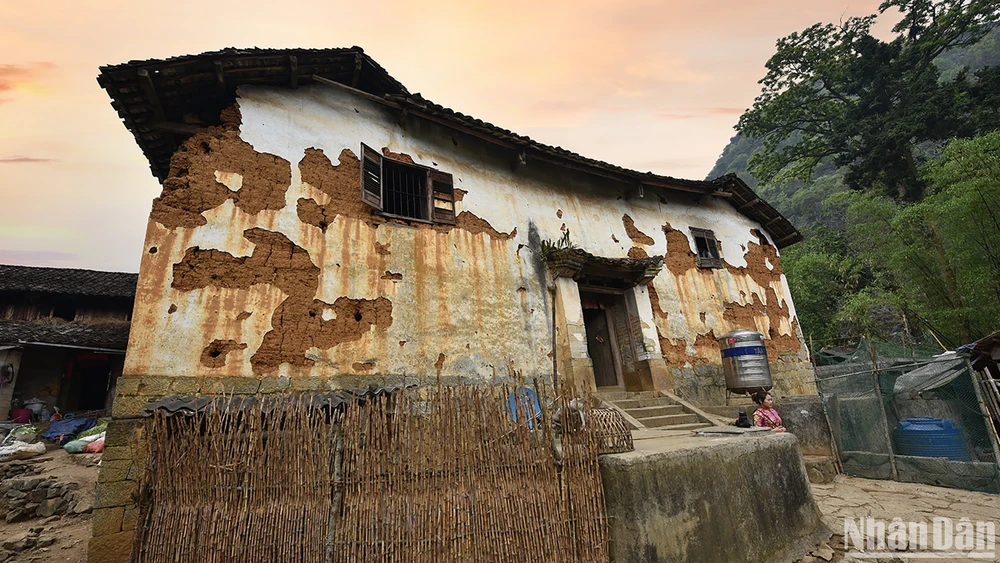 Ngôi nhà cổ Há Súng ngày càng xuống cấp theo thời gian. (Ảnh: VŨ LINH) 