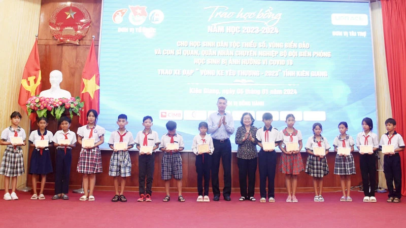 Nguyên Phó Chủ tịch nước Trương Mỹ Hoa và lãnh đạo tỉnh Kiên Giang trao học bổng Vừ A Dính cho học sinh dân tộc thiểu số có hoàn cảnh khó khăn trên địa bàn tỉnh Kiên Giang