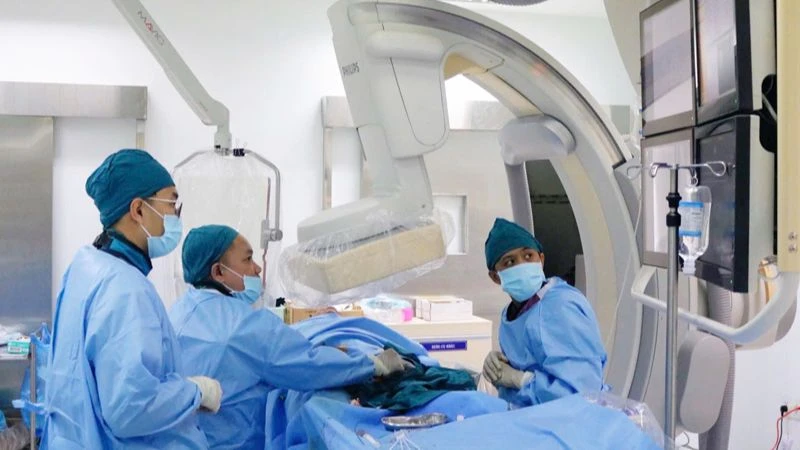 Ê-kíp bác sĩ Bệnh viện đa khoa tỉnh Ninh Thuận cùng các chuyên gia đầu ngành về tim mạch can thiệp Bệnh viện Thống Nhất (Thành phố Hồ Chí Minh) thực hiện kỹ thuật nong bóng và đặt stent động mạch chi dưới cho bệnh nhân 