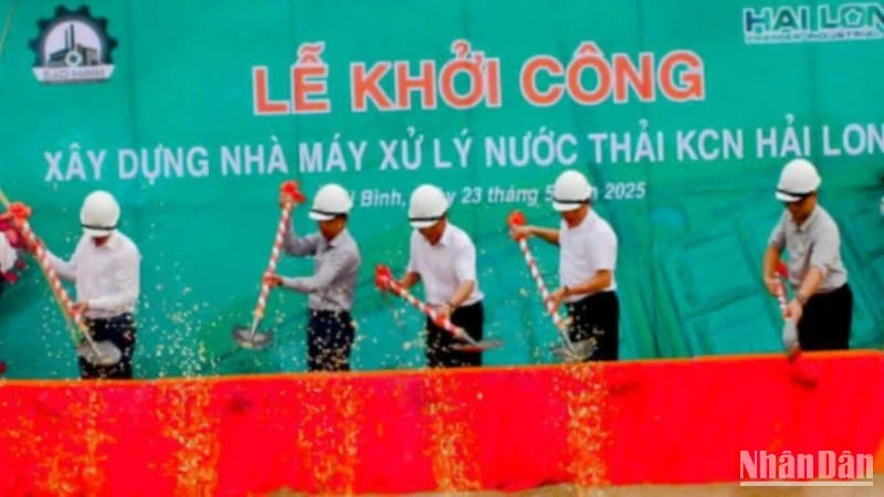 Các đại biểu thực hiện nghi thức động thổ dự án.