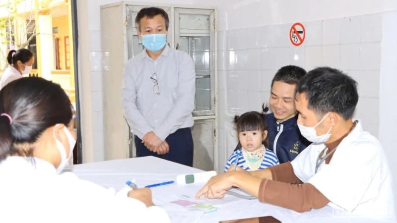 CDC Thái Bình giám sát việc tiêm chủng và phòng chống dịch tại cộng đồng.