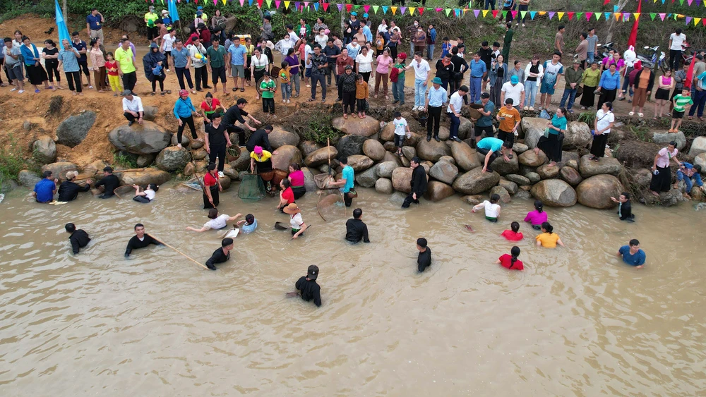 Từ bao đời nay, cuộc sống của người Thái luôn gắn liền với những con sông, con suối. (Trong ảnh: Bà con thi bắt cá suối.)