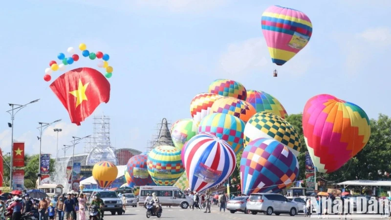 Festival quy tụ 50 khinh khí cầu tượng trưng cho 50 năm Giải phóng miền nam, thống nhất đất nước. 
