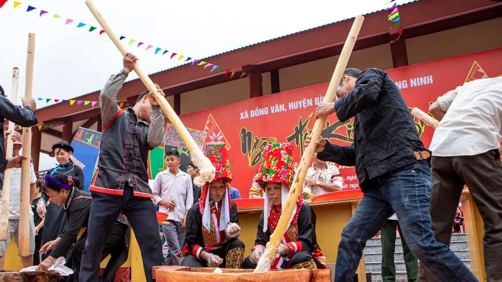 Người dân tham gia thi giã bánh dày - một hoạt động truyền thống trong ngày hội Kiêng gió.