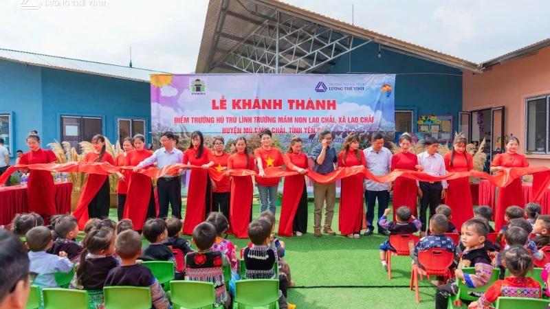 Lễ cắt băng khánh thành điểm trường Hú Trù Lình.