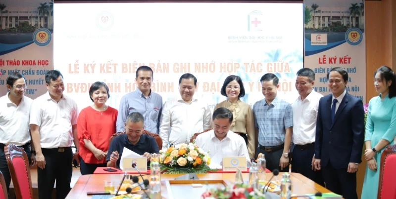 Đại diện lãnh đạo hai Bệnh viện ký biên bản ghi nhớ hợp tác.