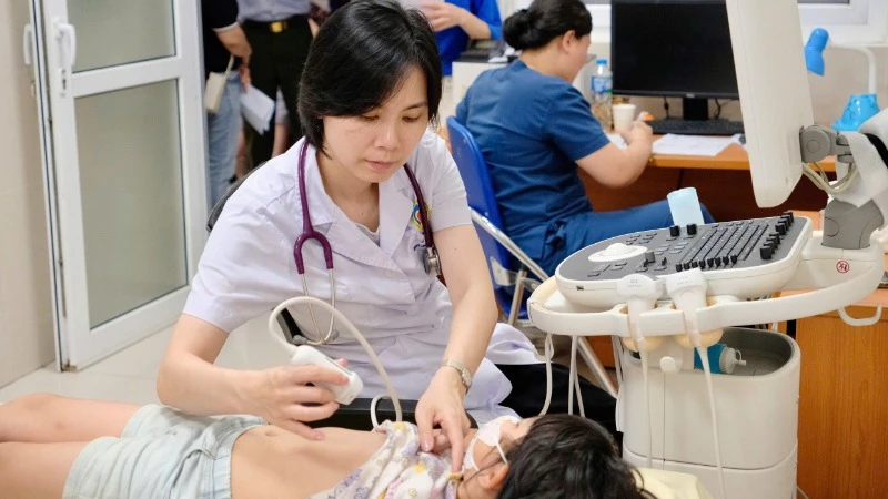 Siêu âm tầm soát tim bẩm sinh cho trẻ em.