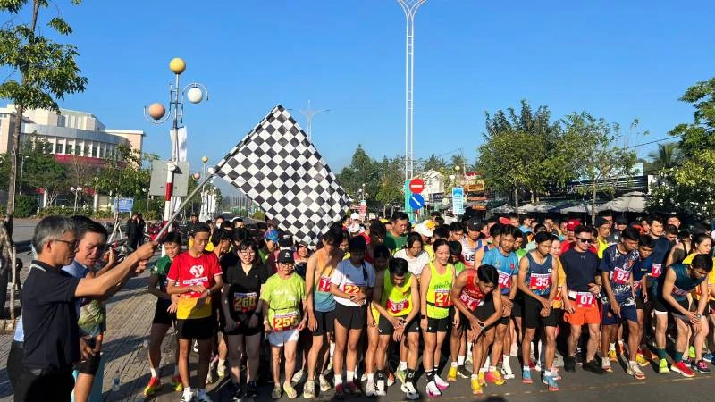 Các vận động viên xuất phát tại cự ly 5km tại giải Việt dã Báo Đồng Khởi năm 2025. (Ảnh: HOÀNG TRUNG)