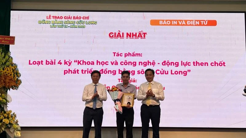 Ban tổ chức trao giải Nhất cho tác giả đoạt giải. (Ảnh: HOÀNG TRUNG)