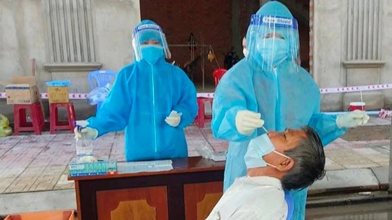 Ngành y tế tỉnh Bến Tre chỉ đạo tăng cường ứng phó tình hình bệnh dịch Covid-19. (Ảnh: HOÀNG TRUNG)