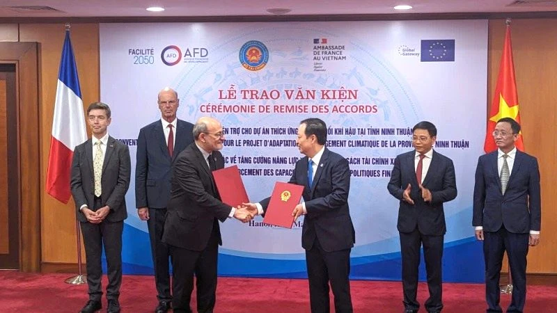 Quang cảnh lễ ký kết. (Ảnh: Đại sứ quán Pháp tại Việt Nam) 
