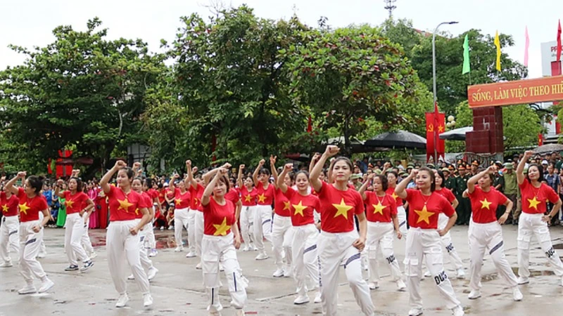 Đồng diễn dân vũ tại Trung tâm Văn hóa, Thông tin và Thể thao huyện Trực Ninh (Nam Định).