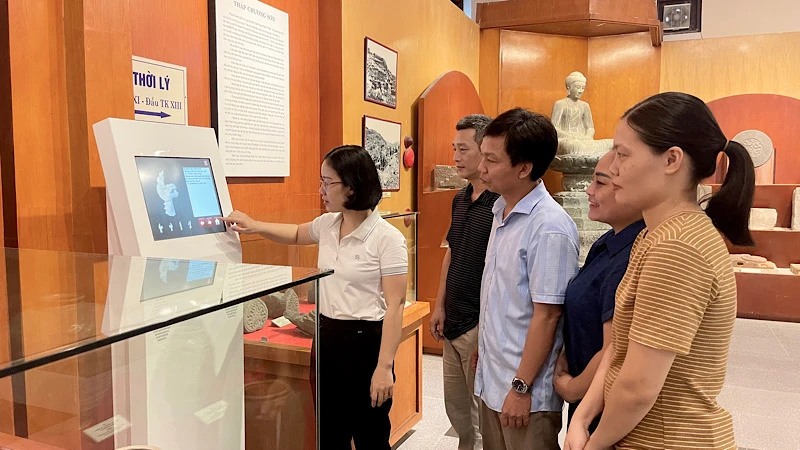 Bảo tàng tỉnh Nam Định trang bị máy tra cứu thông tin hiện vật 3D kết nối với phân hệ phần mềm không gian ảo, tăng hiệu quả trải nghiệm đối với du khách.