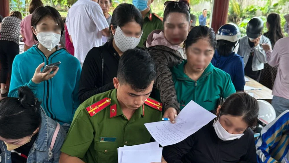 Lực lượng Công an huyện Thống Nhất hướng dẫn người dân trình báo.