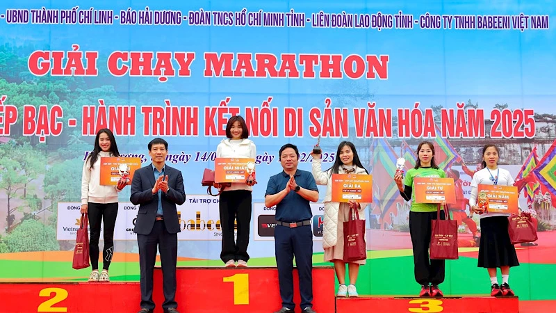 Ban Tổ chức trao giải thưởng các nữ vận động viên đoạt giải cao.