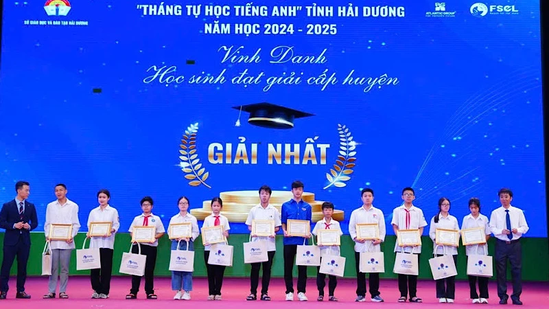 Ban tổ chức vinh danh học sinh đạt giải nhất cấp huyện trong Tháng tự học tiếng Anh.